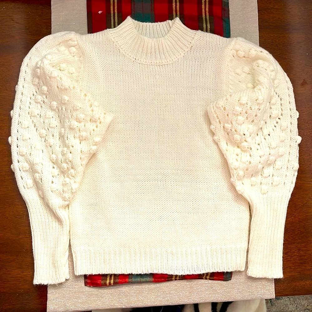 Beautiful Q&A Puff-Sleeve sweater.